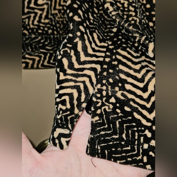 #294 No Tags- Black n Tan Square Printed Velour Tunic- Size: XL - Picture 5 of 6